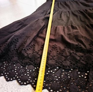 Vestido  con volantes y bordados efecto reductor.