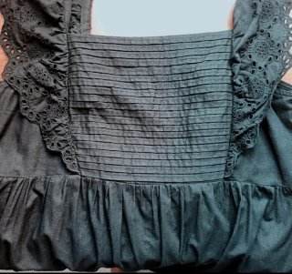 Vestido  con volantes y bordados efecto reductor.
