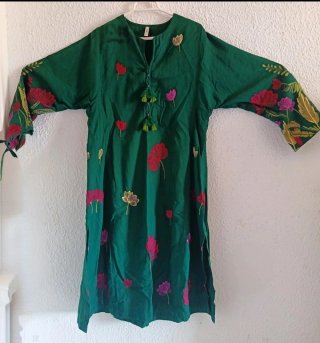 Túnica larga bordada verde y rosa