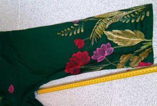 Túnica larga bordada verde y rosa