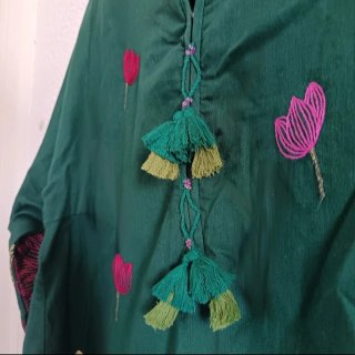 Túnica larga bordada verde y rosa
