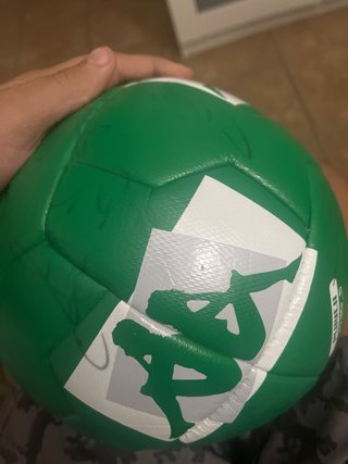 Balón de fútbol verde y blanco