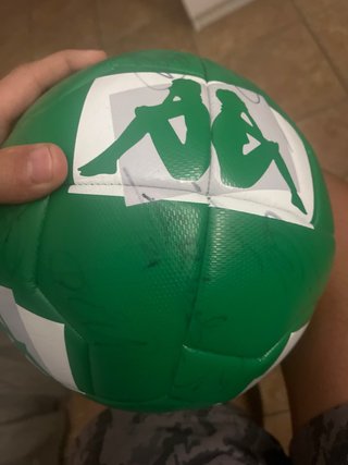 Balón de fútbol verde y blanco
