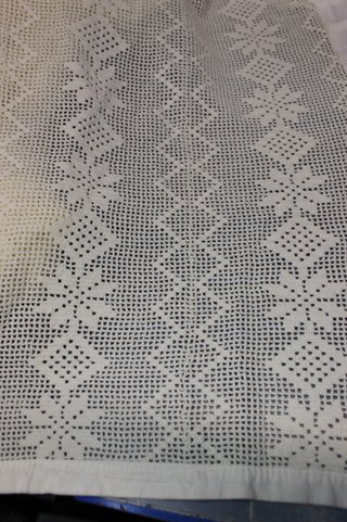 Colcha de ganchillo, crochet, con faldones. Hecha a mano. Vintage.
