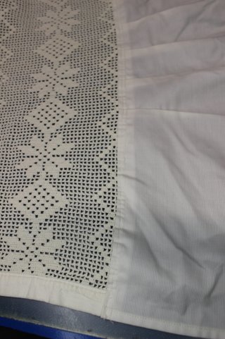 Colcha de ganchillo, crochet, con faldones. Hecha a mano. Vintage.