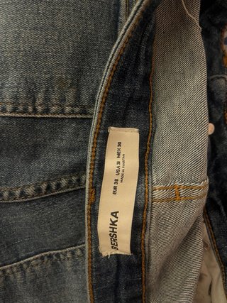 Vaqueros Bershka desgastados y con salpicaduras