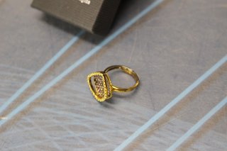 Anillo de plata dorada y circonitas, con contraste. Plata 925.