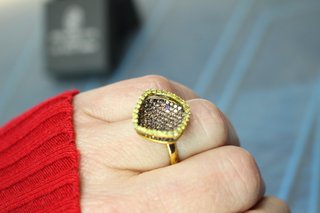 Anillo de plata dorada y circonitas, con contraste. Plata 925.