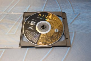 Videojuego PC caja grande: Riven: Myst Continúa. Cyan Productions - Red Orb Entertainment, 1997.
