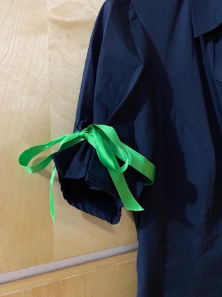 Vestido camisero negro con lazos. Amaya Arzuaga