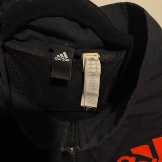 Chaqueta Adidas Negra con Logo Rojo