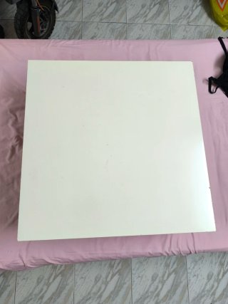 Tavolino in legno bianco