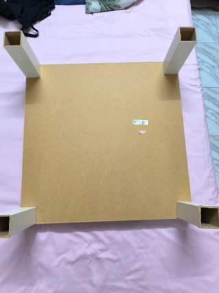 Tavolino in legno bianco