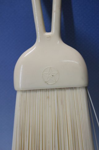 Exin. Piccolo raccoglitore e spazzola. Exclusivas industriales S.A. Plastico.