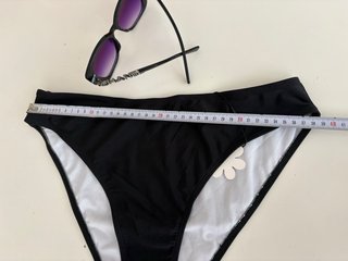 Braguita bikini negra a estrenar