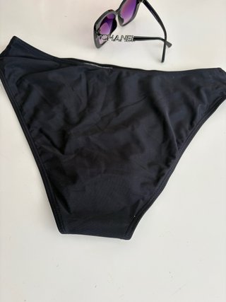 Braguita bikini negra a estrenar