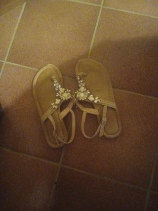 Sandali beige con decorazioni