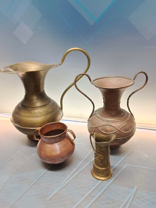 Set di 4 piccole anfore in ottone decorative