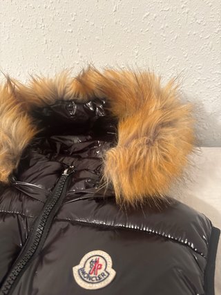 Chaleco Moncler Negro con Capucha de Pelo
