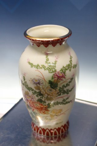 Prezioso vaso in porcellana cinese di metà XX secolo