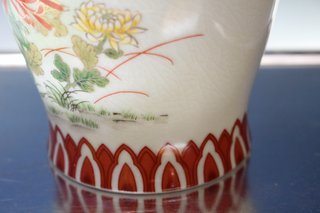 Prezioso vaso in porcellana cinese di metà XX secolo