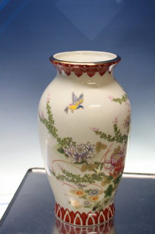 Prezioso vaso in porcellana cinese di metà XX secolo
