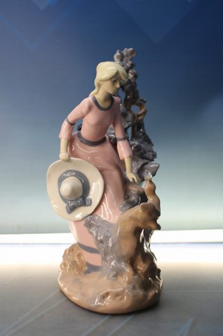 Figura ragazza in porcellana Rex, Valencia. Fatta a mano.