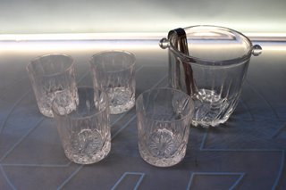 Cubitera e 4 bicchieri da liquore. Cristallo intagliato.