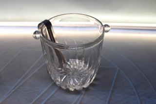 Cubitera e 4 bicchieri da liquore. Cristallo intagliato.