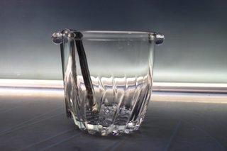 Cubitera e 4 bicchieri da liquore. Cristallo intagliato.