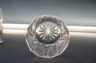 Cubitera e 4 bicchieri da liquore. Cristallo intagliato.