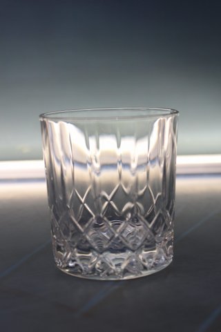 Cubitera e 4 bicchieri da liquore. Cristallo intagliato.