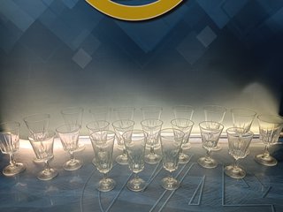 Set di 21 bicchieri di cristallo per champagne e liquori, anni '60