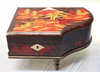 Joyero, caja de música en forma piano, laca china.