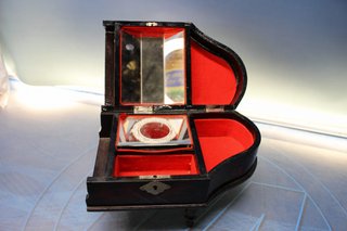 Joyero, caja de música en forma piano, laca china.