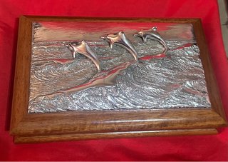 Scatola d'arte in legno decorativa Zeta Studio con rilievo di delfini in argento