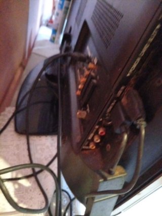 TV LG Negra solo sale una ralla al lateral