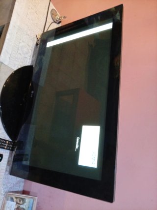 TV LG Negra solo sale una ralla al lateral