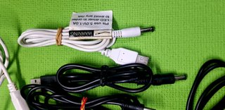 Lote de cables de carga con diferentes conectores.