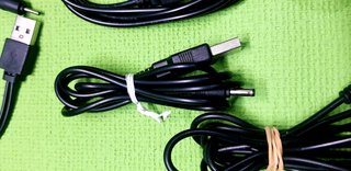 Lote de cables de carga con diferentes conectores.