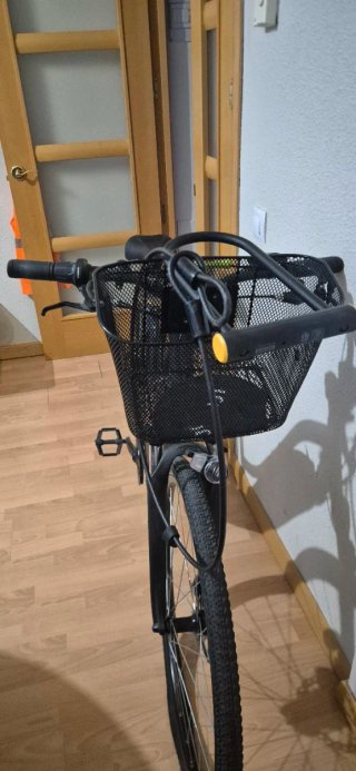 Bicicleta Eléctrica Negra con Cesta , candados y c