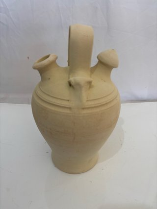 Botijo de barro artesanal tradicional