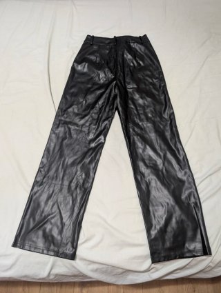 Pantalón efecto piel negro