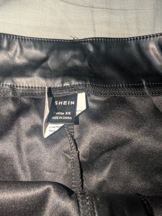 Pantalón efecto piel negro
