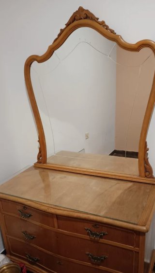Cómoda antigua de madera con espejo y cristal