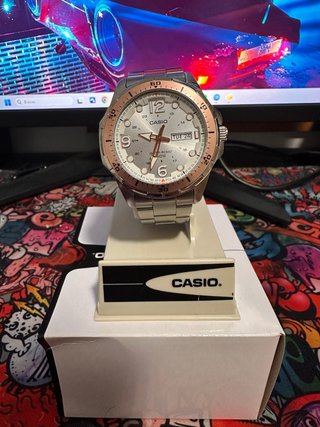 Reloj Casio Dorado y Plateado