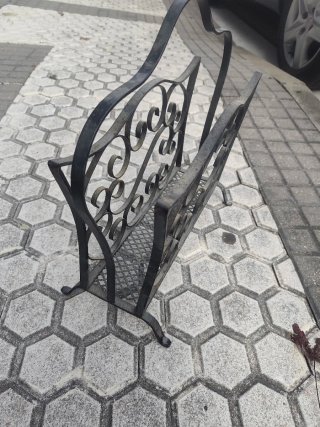 Revistero de forja negro
