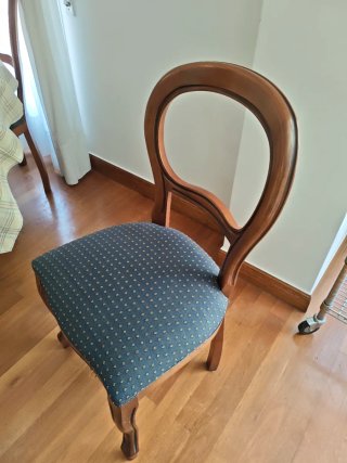 Silla de madera con asiento azul
