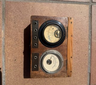 Voltímetro y Amperímetro Antiguo Madera