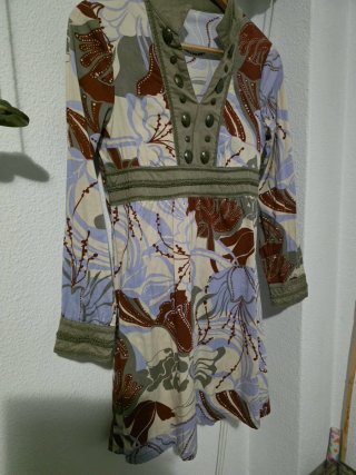 Vestido de algodón estampado. Muy bueno.
